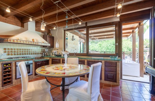 Caltagirone Casa | Apartamento 'Giusa' con piscina compartida, Wi-Fi y aire acondicionado