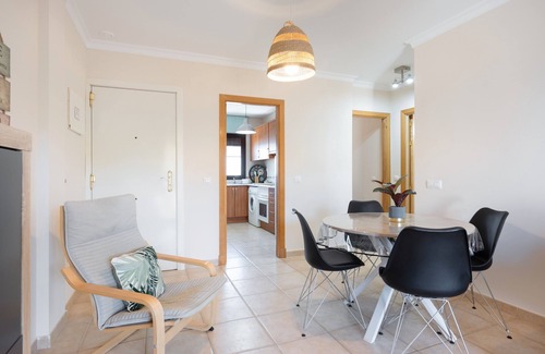 Los Gallos-Cerromolino Apartamento | Apartamento 'Golden Sands - Chiclana' con piscina privada, Wi-Fi y aire acondicionado