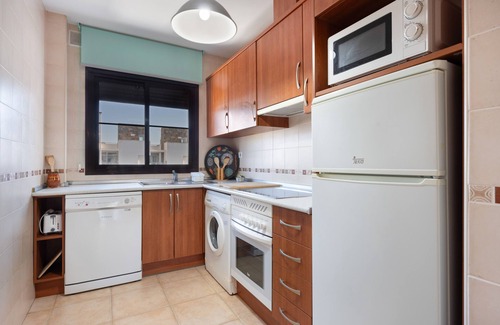 Los Gallos-Cerromolino Apartamento | Apartamento 'Golden Sands - Chiclana' con piscina privada, Wi-Fi y aire acondicionado