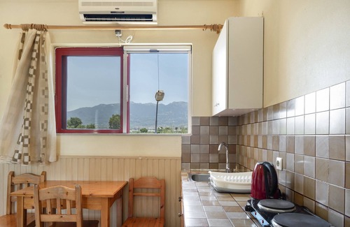 Tingaki Apartamento | Apartamento 'Golden Sun Two-bedroom Apt 3' con vistas al mar, piscina compartida y Wi-Fi