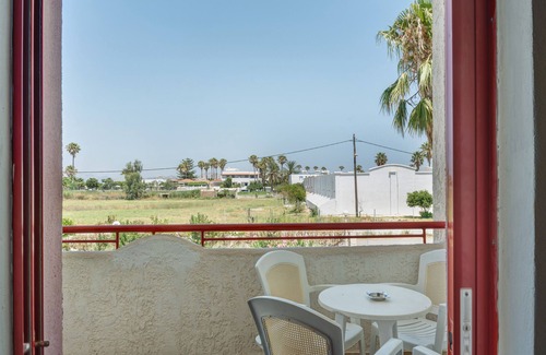 Tingaki Apartamento | Apartamento 'Golden Sun Two-bedroom Apt 3' con vistas al mar, piscina compartida y Wi-Fi