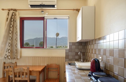 Tingaki Apartamento | Apartamento 'Golden Sun Two-bedroom Apt 2' con vistas al mar, piscina compartida y Wi-Fi