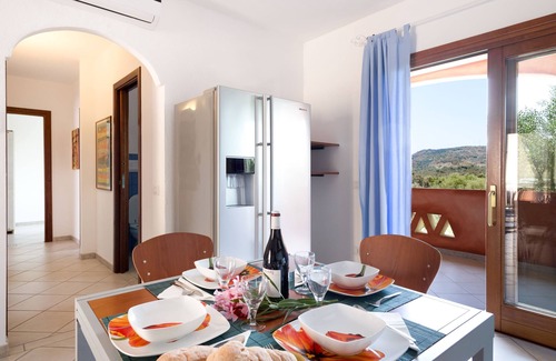 Monte Petrosu Apartamento | Apartamento 'Granito's' con vistas parciales al mar, Wi-Fi y aire acondicionado
