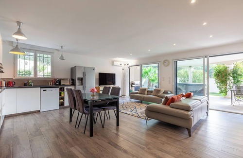Sausset-les-Pins Apartamento | Apartamento 'Havre De Paix 500m De La Mer' con terraza privada, Wi-Fi y aire acondicionado