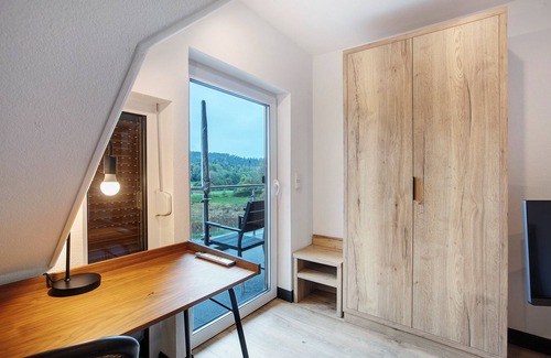 Haeusern Apartamento | Apartamento 'Heimelige Schwarzwaldwohnung Wald' con balcón y Wi-Fi