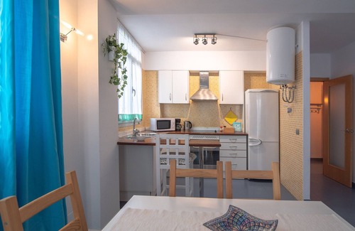 El Pilar Apartamento | Apartment 'Hogar Vera Turquesa' with Wi-Fi and Air Conditioning