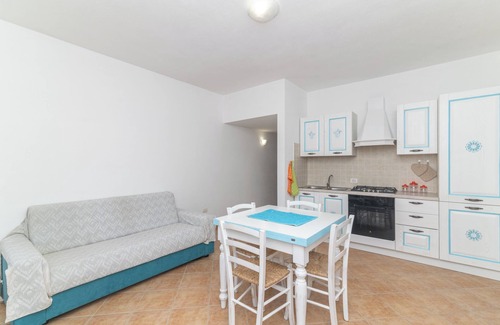 Porto Pozzo Apartamento | Apartamento 'I Mirti 1' con terraza privada, jardín compartido y aire acondicionado