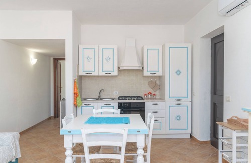 Porto Pozzo Apartamento | Apartamento 'I Mirti 1' con terraza privada, jardín compartido y aire acondicionado