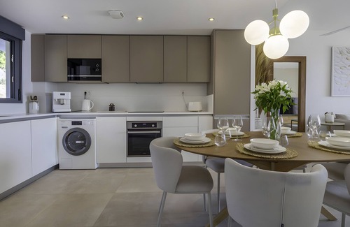 Almunecar Apartamento | Apartamento 'Icon Marina La Ola' con vistas al mar, Wi-Fi y aire acondicionado.