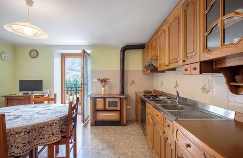 Aymavilles Apartamento | Apartamento 'Il Borgo' con vistas a la montaña, terraza privada y Wi-Fi