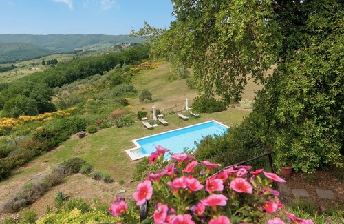 Panzano in Chianti Apartamento | Apartment 'Il Magnifico' with Shared Pool, Private Terrace and Wi-Fi