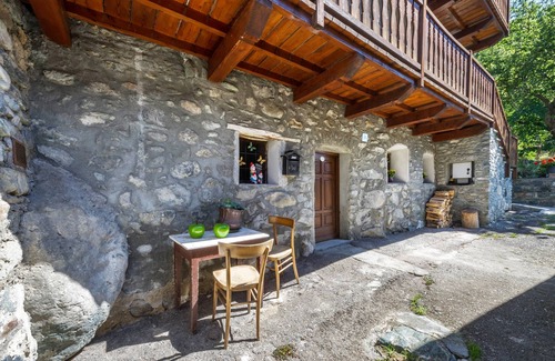 Chatillon Apartamento | Apartamento 'Il Nido Di Letizia' con vistas a la montaña, jardín privado y balcón