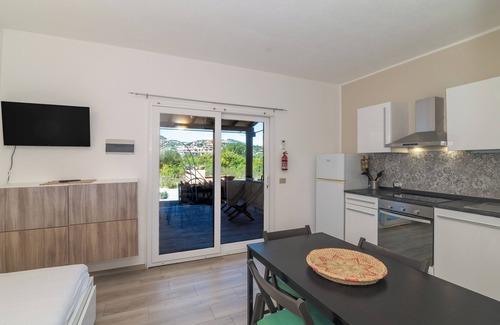 Porto San Paolo Apartamento | Apartamento 'Il Piccolo Rifugio' con terraza privada, jardín privado y aire acondicionado