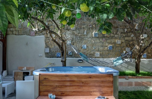 Rione Sanita Casa | Apartment immersed in a lemon grove oasis with an enveloping whirlpool