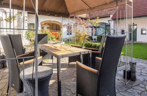 Loipersdorf bei Fuerstenfeld Apartamento | Apartamento en un patio cuadrado renovado en Bad Loipersdorf / Estiria