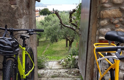 Cunettone-villa Apartamento | Apartamento en un antiguo pueblo con vistas al Golfo de Salò BS
