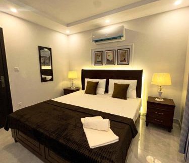 Bahria Town Apartamento | Apartment in Bahria Town Lahore, 1BHK with 2 ACs, 2 LEDs, Wifi, and Board Games