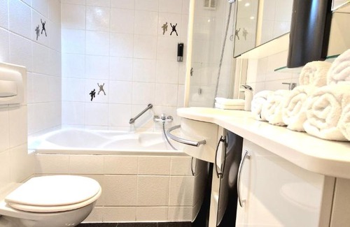Dellbrueck Apartamento | Apartment in Dellbrück frisch renoviert, 300 Meter bis zur Strassenbahn, ruhige Lage