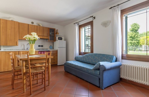 Malcontenta Apartamento | Apartamento en casa rural, Venecia. Dormitorio, baño, cocina completa / sala de estar.