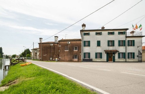 Malcontenta Apartamento | Apartamento en casa rural, Venecia. Dormitorio, baño, cocina completa / sala de estar.