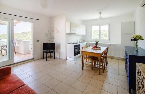 Baja Sardinia Apartamento | Piso en Golfo Aranci con terraza