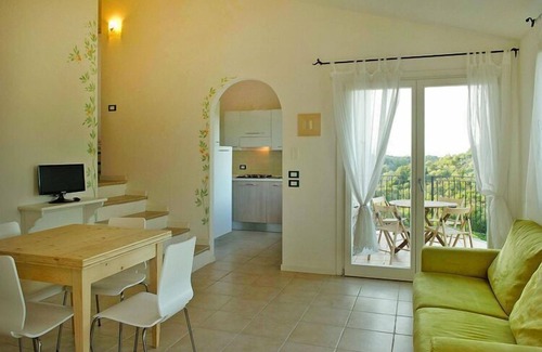 Baja Sardinia Apartamento | Piso en Golfo Aranci con terraza