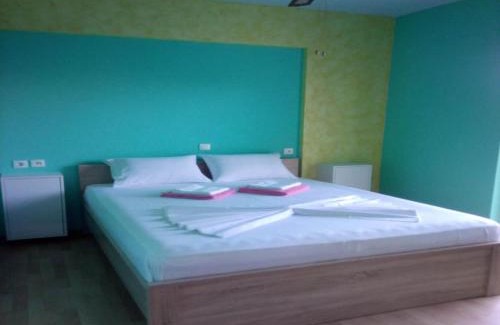 Rafina-Pikermi Apartamento | Apartment in Greece near the Sea with Garden