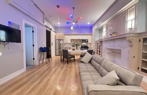 Lake View East Apartamento | Apartment in Historic Lakeview Mansion - Best Location for Vacationers!