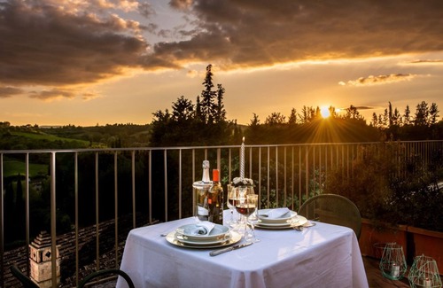 Siena Apartamento | Apartment in historic Villa "Le Contrade": view & authentic hospitality in Siena