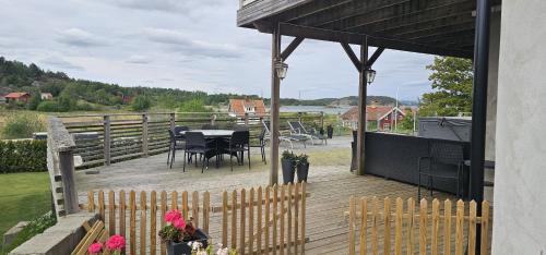 Hoviksnas Apartamento | Apartment in Hoviksnas, 300 m from the sea with a view of the Tjorn Bridge