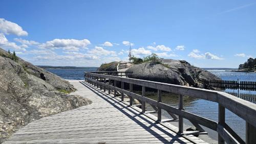 Hoviksnas Apartamento | Apartment in Hoviksnas, 300 m from the sea with a view of the Tjorn Bridge