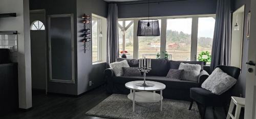 Hoviksnas Apartamento | Apartment in Hoviksnas, 300 m from the sea with a view of the Tjorn Bridge