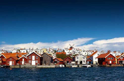 Hoviksnas Apartamento | Apartment in Hoviksnas, 300 m from the sea with a view of the Tjorn Bridge