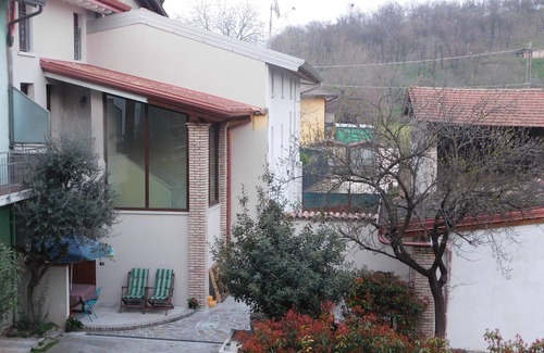 Lonato del Garda Casa | Casa en dos plantas, gran casa rodeada de vegetación.