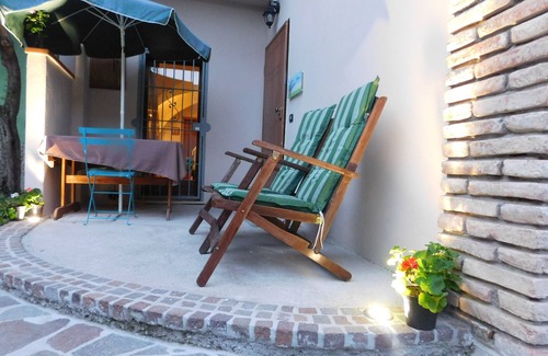 Lonato del Garda Casa | Casa en dos plantas, gran casa rodeada de vegetación.