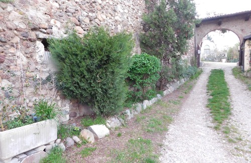 Lonato del Garda Casa | Casa en dos plantas, gran casa rodeada de vegetación.
