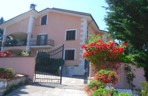 Cagnano Amiterno Casa | Apartamento en una villa rodeada de un paisaje rural característico.