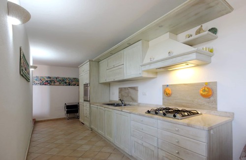 Porto San Paolo Apartamento | Apartamento en villa con espléndidas vistas al mar y al jardín.