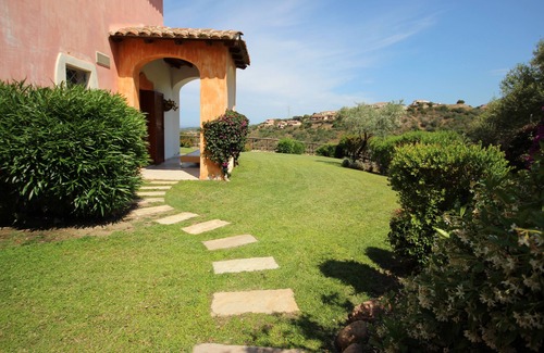 Porto San Paolo Apartamento | Apartamento en villa con espléndidas vistas al mar y al jardín.