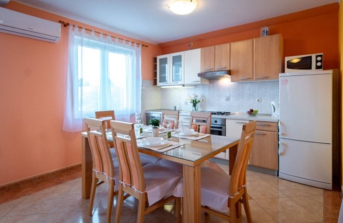 Lopar Apartamento | Apartamento en Lopar con Balcón, Acondicionador, WIFI, Lavadora (4886-4)