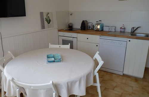 Miramas Apartamento | Mas provenzal, piscina exclusiva y climatizada, ideal para familias.