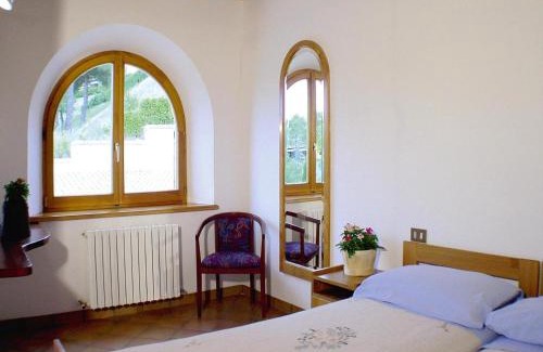 Montelparo Apartamento | Apartment in Montelparo with Pool