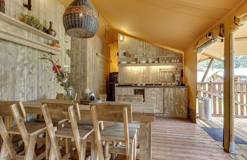 Uden Alquiler De RV | Tent Lodge With Sanitary Facilities