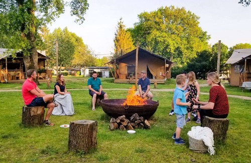Uden Alquiler De RV | Tent Lodge With Sanitary Facilities