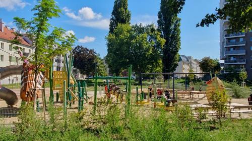 Donaustadt Apartamento | Apartment in quiet Area with Balcony and Parking, Walking distance to U1 Metro