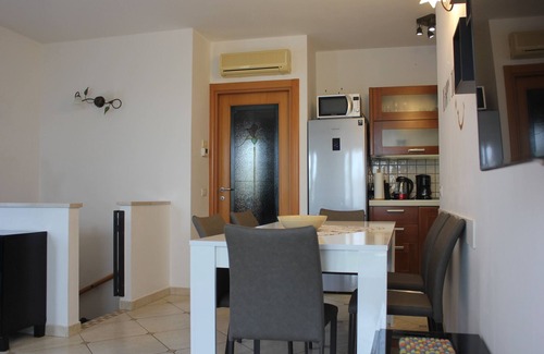 Caprino Veronese Apartamento | Apartment in residence with swimming pool. Private garden