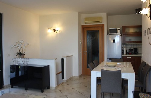 Caprino Veronese Apartamento | Apartment in residence with swimming pool. Private garden