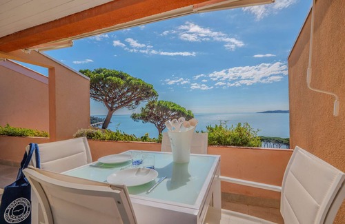 Sainte-Maxime Apartamento | Apartment in Sainte-Maxime with panoramic sea view, swimming pool and private beach access