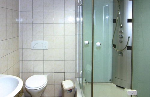 Raben Steinfeld Apartamento | Apartment in Schwerin with a bike store
