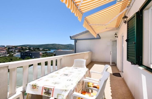 Seget Vranjica Apartamento | Apartamento en Seget Vranjica con Seaview, Balcón, Acondicionador, WIFI (5142-2)
